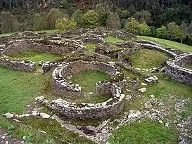 Vista del castro de Coaña y sus viviendas circulares típicas de la cultura castreña. Estuvo ocupado, al menos, cinco siglos, desde el 400 a. C. hasta finales del siglo I.