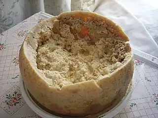 Casu marzu es un queso de leche de oveja tradicional de Cerdeña que contiene larvas de insectos vivas.