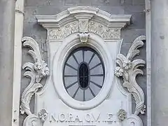 La ventana barroca de la izquierda con el acrónimo NOPAQVIE.