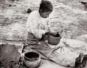 Mujer de la tribu Catawba (Norteamérica) urdiendo a mano una vasija.