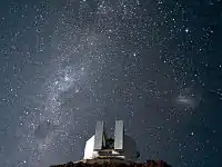 NTT bajo el cielo de la noche