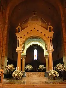 El baldaquino y debajo el altar mayor con su apariencia actual.