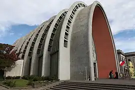 Ventanales quebrados en Catedral de Chillán