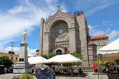 Catedral de Matehuala y Estatua de Benito Juárez