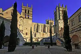 Lateral de la iglesia vista desde el mismo patio