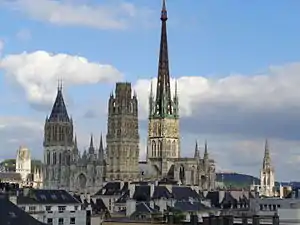 Magnífico cimborrio de la catedral de Ruan, cuya flecha hace que sea la iglesia más alta del país (151 m)