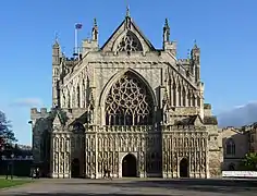 La pantalla escalonada de la catedral de Exeter, con huecos con muchas esculturas originales.