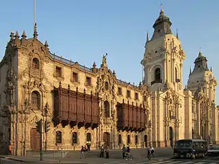 El Palacio arzobispal junto a la Catedral de Lima