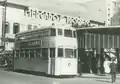 Pasajeros subiendo frente al Mercado del Progreso.