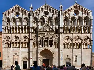 Catedral de Ferrara, galerías enanas góticas alrededor de 1250