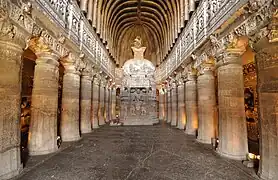 Las cuevas de Ajanta son 30 monumentos budistas excavados en cuevas, construidos bajo los vakatakass.