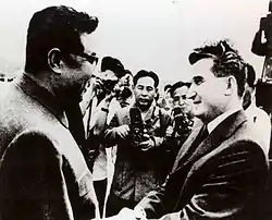 Kim Il-sung con Ceaucescu. El norcoreano consiguió ser sucedido por su hijo (Kim Jong-il —que a su vez fue reemplazado tras su muerte por Kim Jong-un, uno de sus hijos—). El rumano lo intentó, pero la caída del bloque del este llevó a su derrocamiento por la revolución rumana de 1989.