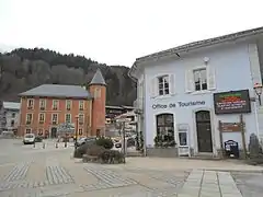 Castillo de Randens y oficina de turismo de Beaufort.