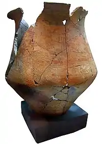 Vasija de cerámica pintada bicónica, inicios de la Edad del Hierro, procedente del castro de La Mota (Medina del Campo).