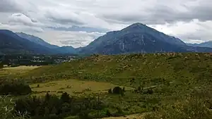 Cerro Coihue al fondo y Cerro Pirque, El Hoyo