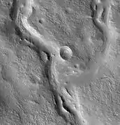 Valles en la Manta de Ejecta del cráter Cerulli, tomada por HiRISE.