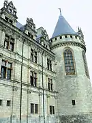 Ala Este del lado de la villa: fachada retomando las  disposiciones del château de Bonnivet y torre de la Capilla