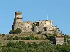 Donjon del castillo de Tournoël, caso raro de matacanes en posición no dominante.