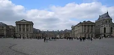 La estatua en el Patio Real en 2005. En la actualidad se encuentra en la plaza de Armas, a 150 metros de su ubicación anterior.