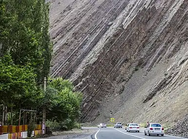 Estratos rocosos sedimentarios de fuerte buzamiento a lo largo de la Carretera de Calous en el norte de Irán.