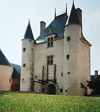 El châtelet de entrada del château de Chamerolles.