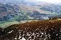 Mirando NE de la cumbre de Lingmoor (estiva) hacia la Capilla Stile y hacia la cantera de Burlington en Grand Langdale.