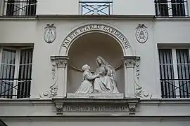 Estatua de la primera aparición de la Virgen.