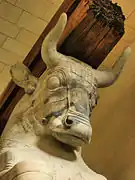 Cabeza de toro, capitel zoomorfo doble de la Apadana del palacio de Darío en Susa (510 a. C.)