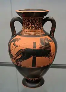 Ánfora ática de figuras negras, ca. 500 a. C., procedente de Vulci, que representa una biga (carro de dos caballos) dando la vuelta a la terma que marca el final del circuito en el hipódromo griego o en el circo romano.