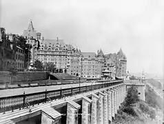 El castillo en el periodo 1908-1925, antes de la construcción de la torre central.