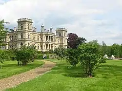 Castillo de Ferrières (1855-59), en estilo neorrenacentista inglés con aire italianizante al gusto francés de la época