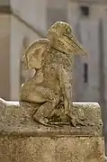 Pelícano-sapo, monstruo neogótico que forma parte de la decoración que Viollet le-Duc recreó para el Castillo de Pierrefonds. Del mismo autor son las famosas gárgolas de la Catedral de Notre Dame de París.