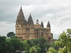 El templo Chaturbhuj dedicado a Vishnu fue la edificación más alta en el subcontinente indio desde 1558 hasta 1970