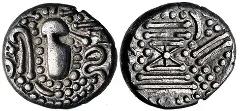 Una moneda chaulukya-paramara, ca. 950-1050. Versión estilizada de las monedas de la dinastía Chavda: busto de estilo Indo-sasánida; pellets y adornos alrededor / Altar de fuego estilizado; pellets alrededor .