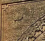 Motivos arabescos y la imagen de una palmeta tallada en la enjuta de la puerta del período benimerín en la Necrópolis de Chellah, Rabat (siglo XIV)