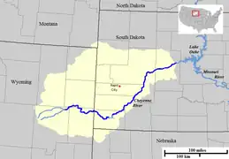 El río Cheyenne fluye en dirección noreste hasta desaguar en el Misuri
