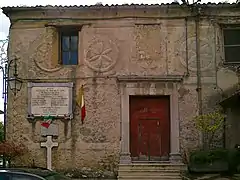 Edificio con varios soli delle Alpi en la fachada (Cilento, Campania)