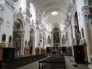 El interior de la iglesia desde la entrada.