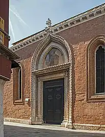 La puerta gótica de la 'Salita San Polo'.