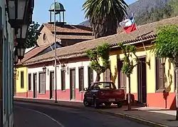 Calle Comercio de Putaendo, ejemplo del uso tradicional y heredado del estilo colonial hispano.