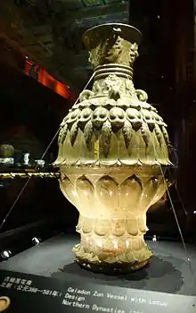 Una vasija Zun de celadón con diseño de loto, Dinastías del Norte, 386–581 d.C. Colección del Museo del Palacio