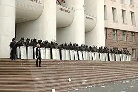 Policías protegiendo la entrada al Parlamento