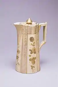 Jarra para servir chocolate caliente de porcelana (circa de 1890), Museo Metropolitano de Arte, Nueva York.