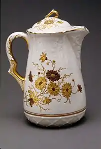 Jarra para servir chocolate caliente de porcelana con decoración floral (circa de 1900), Museo Metropolitano de Arte, Nueva York.