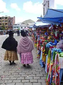 Dos mujeres bolivianas con las vestimentas tradicionales denominadas "cholas" en la ciudad de Copacabana