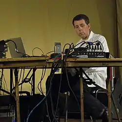 Chris Carter-sintetizadores, programación, cintas eléctronicas (1976–1981, 2004–2010)