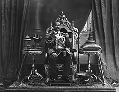 El rey Chulalongkorn de Tailandia en su trono.