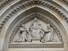 Tímpano sobre la entrada principal: Cristo bendiciendo a san Wenceslao y santa Ludmila, obra de Josef Vaclav Myslbek