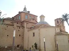 Cimborrio, cúpula pequeña y torre de la iglesia.