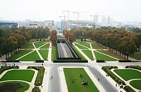 La explanada frente al Arco. (hay planes para cubrir el Túnel Belliard)